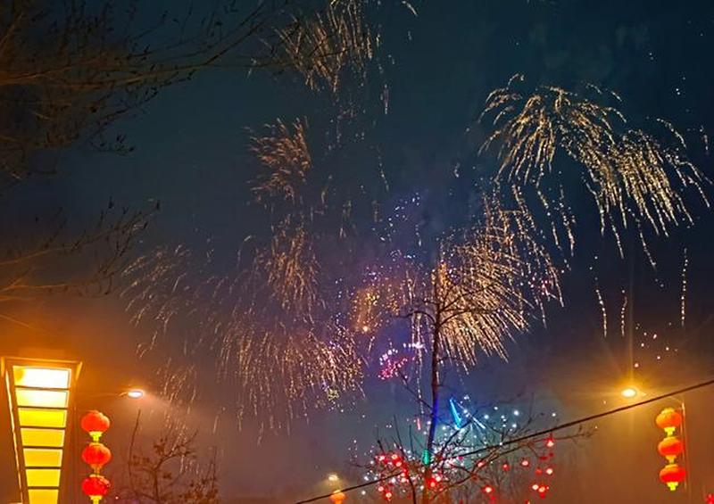 礼花图片素材(礼花绽放，佳节欢畅缤纷焰火，点亮夜空璀璨华灯，照耀幸福流光溢彩，迎新年)-第1张图片-铖浩科技