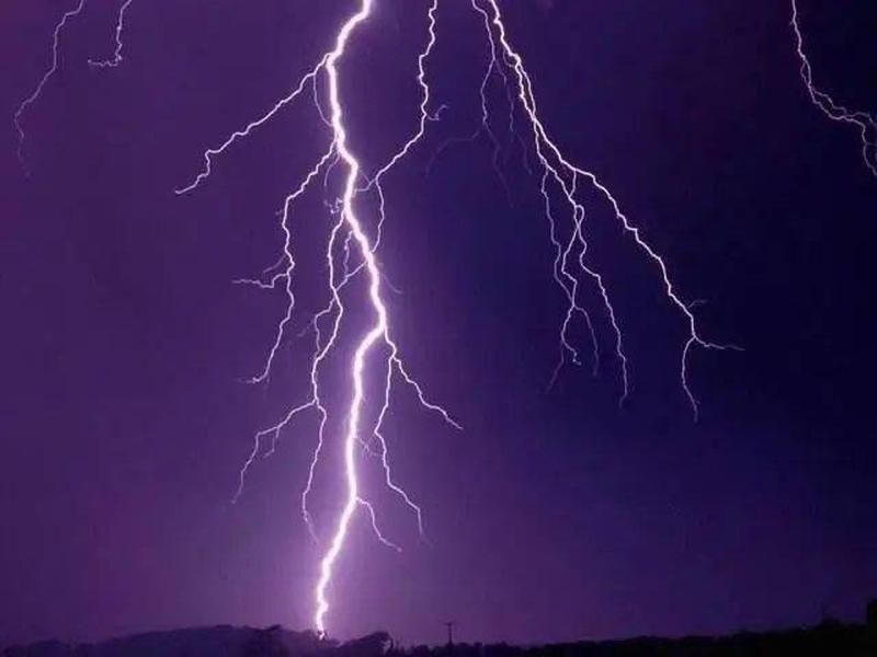 电脑被雷击_惊雷震撼电光逝 电脑魂断瞬息间-第1张图片-铖浩科技