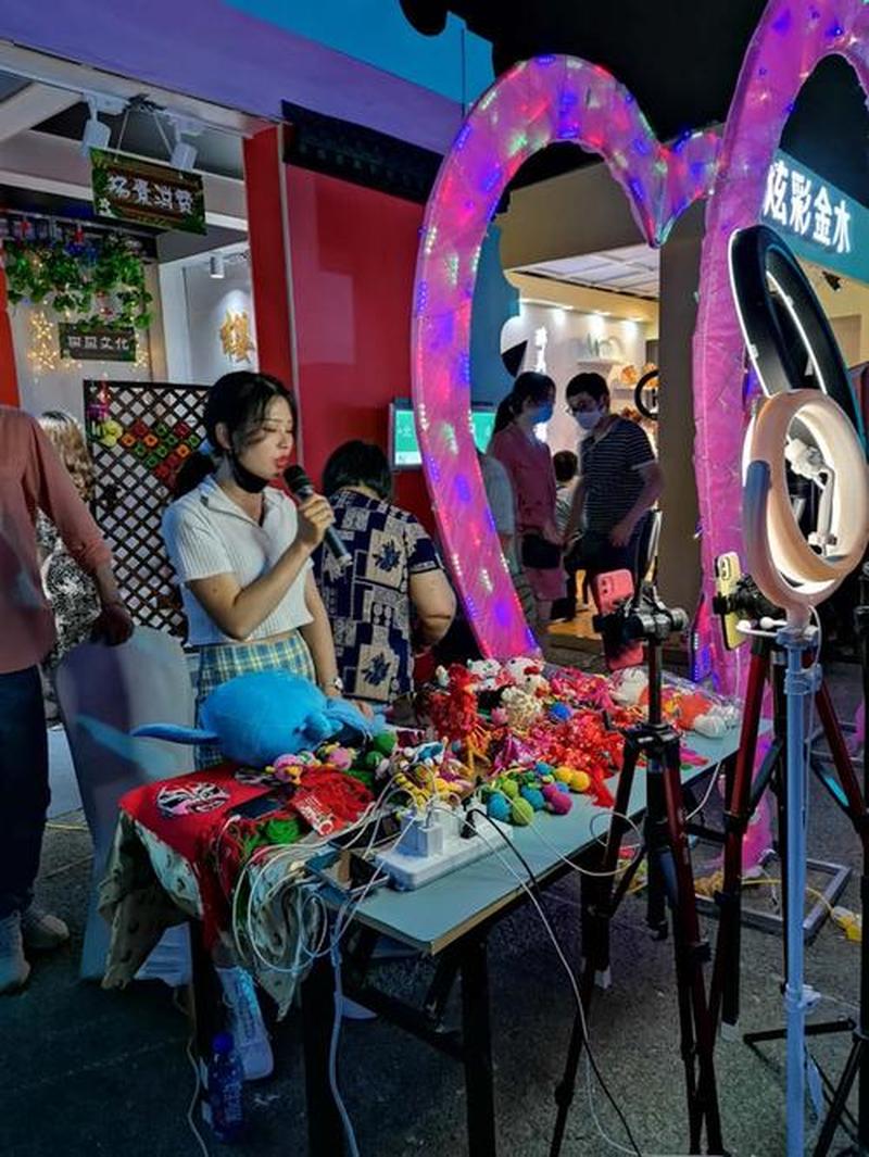 靓女直播是怎样赚钱的呀_虚拟世界之靓女直播：倾城容颜，醉人心扉-第1张图片-铖浩科技