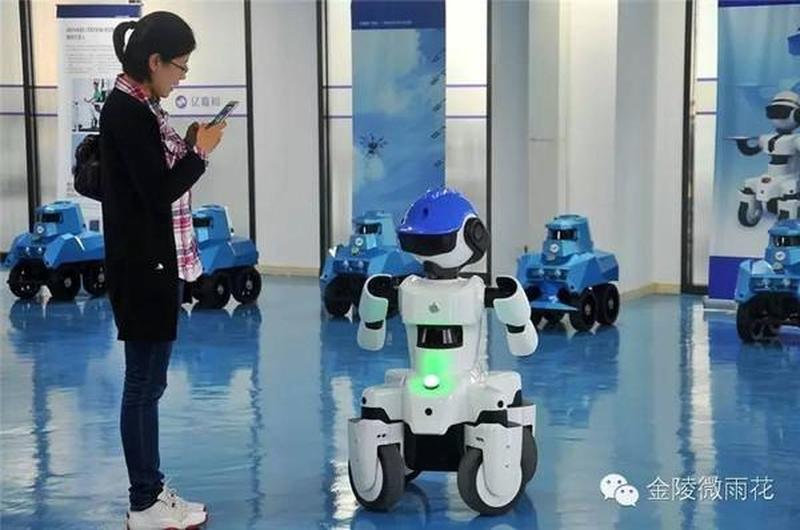 遨游300复合机器人发布—翱翔3.0：探索数字化世界的无限可能-第1张图片-铖浩科技