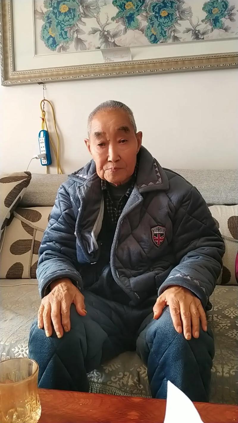 每次回娘家都围着爸爸转，家的中心点-第1张图片-情感驿站