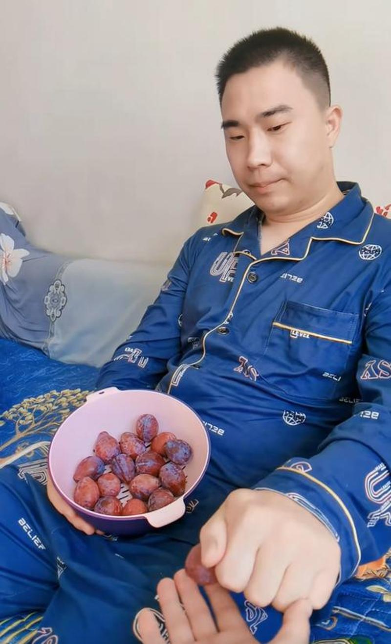 小洞想吃火腿肠喝热牛奶(三人合力，寸步难行)-第1张图片-情感驿站