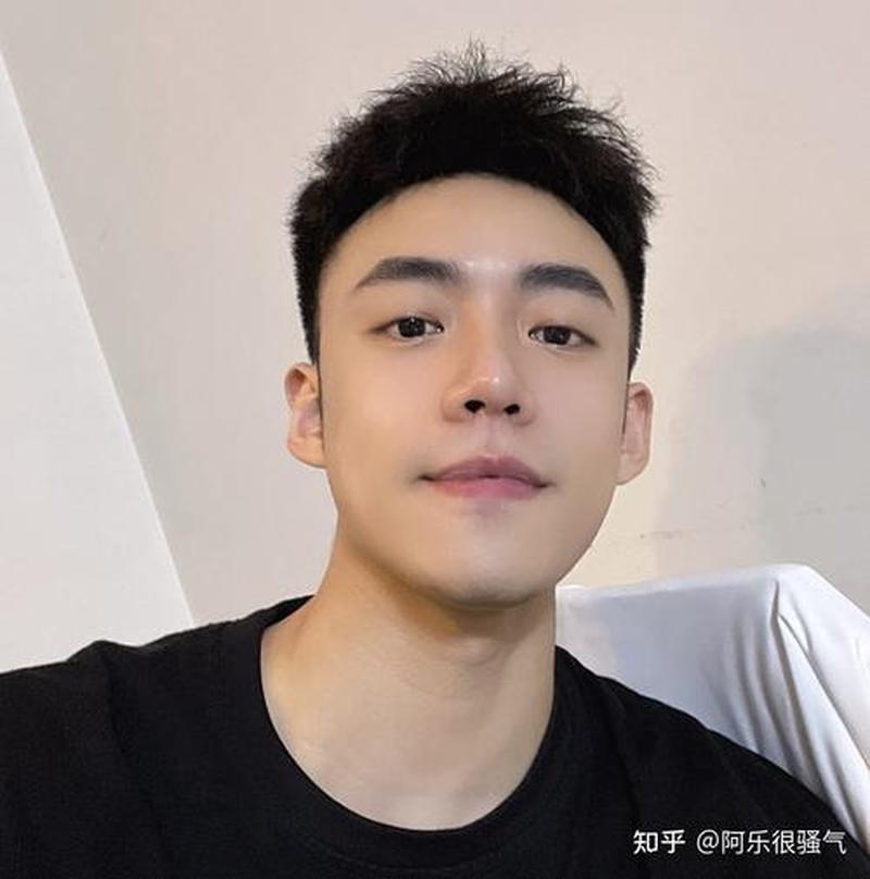 男生很突然的摸了我的脸一下(男生突如其来的面颊触碰)-第1张图片-情感驿站 男生很突然的摸了我的脸一下(男生突如其来的面颊触碰)-第1张图片-情感驿站