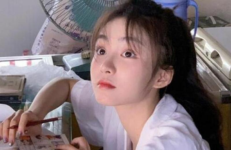 女生发嗯嗯的背后含义：解密背后的心思与情绪-第1张图片-情感驿站