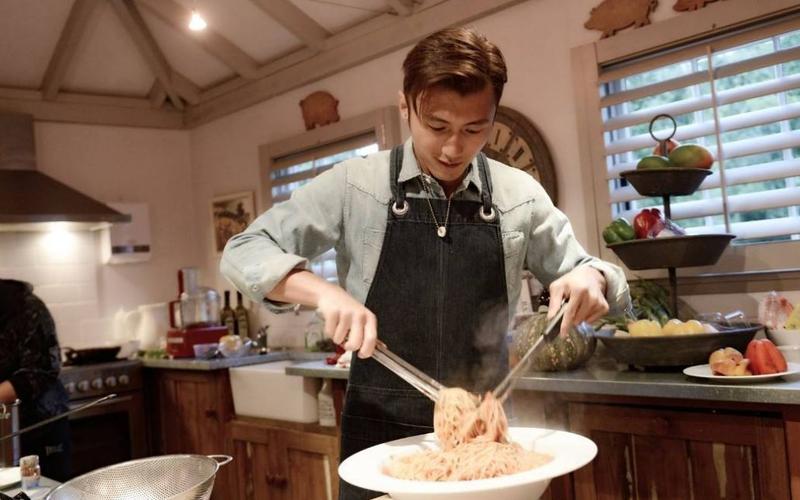 男朋友太会做菜了大男主义(男友厨艺大展神通，堪比米其林大厨)-第1张图片-情感驿站