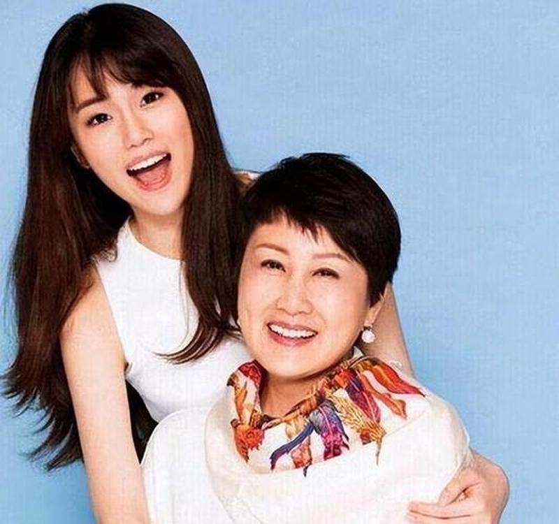 一位高情商的母亲告诉女儿图片文字(高情商妈妈的亲子沟通秘诀：让女儿学会优雅处世)-第1张图片-情感驿站