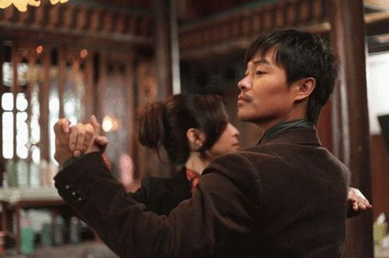 友谊之桥，暧昧迷途若即若离的羁绊，悬在情与爱的边缘-第1张图片-情感驿站