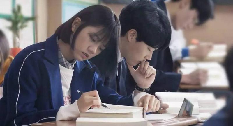 与同桌的暧昧时刻，心悸怦然-第1张图片-情感驿站