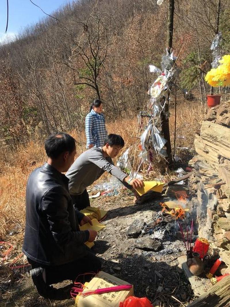 上坟必备三样点心(女儿烧纸有讲究，祭拜老人忌讳多)-第1张图片-情感驿站