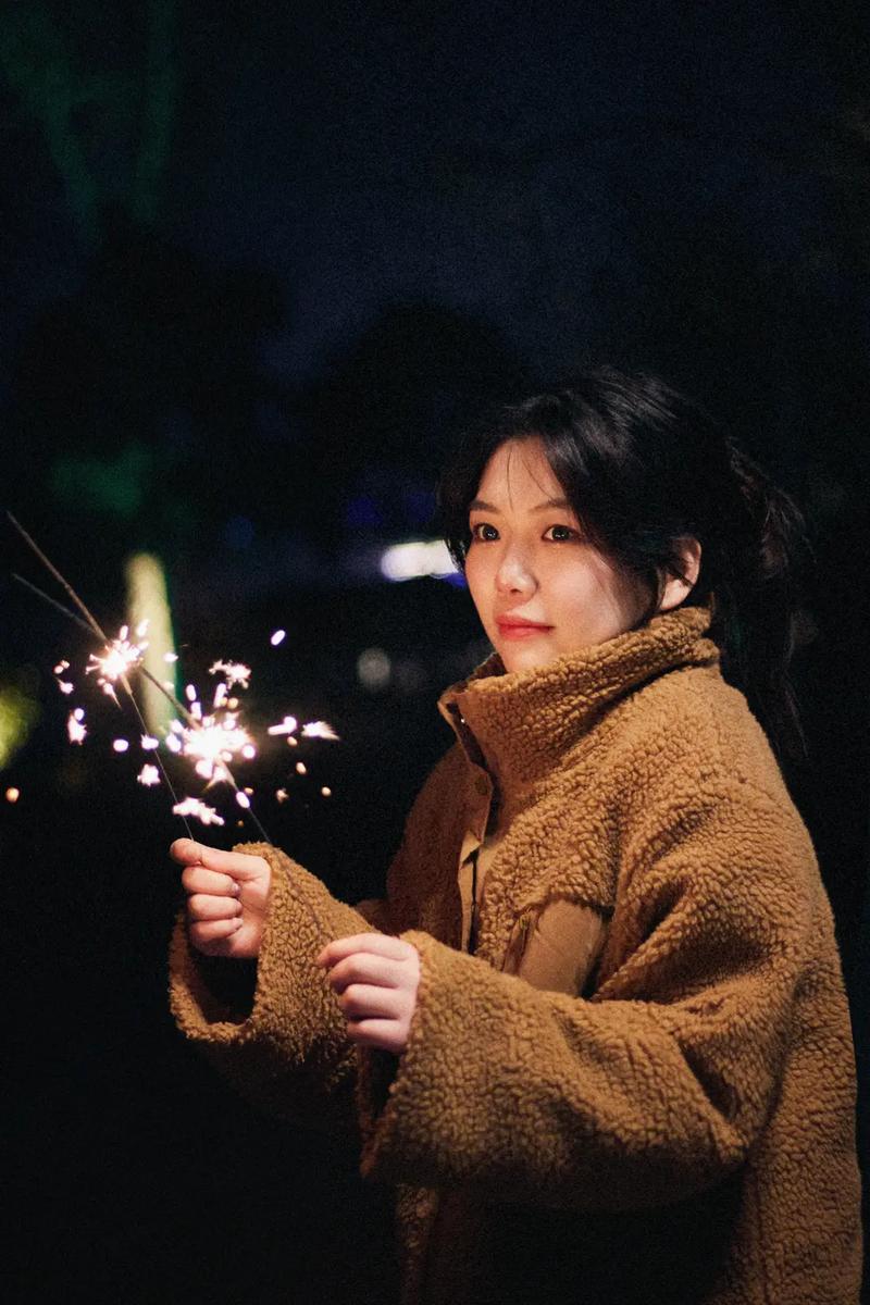仙女棒座下赏烟火，人间亦有此奇观-第1张图片-情感驿站