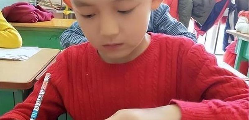 照料孩子反被怼—执勤遇暖心意外：小萌娃突赠掌上明珠”-第1张图片-情感驿站