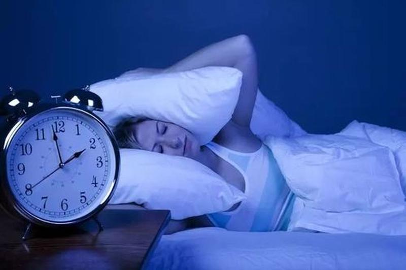 人们结婚后晚上会干嘛—夜幕缠绵，爱意无眠，彻夜缠绵的婚姻交响曲-第1张图片-情感驿站