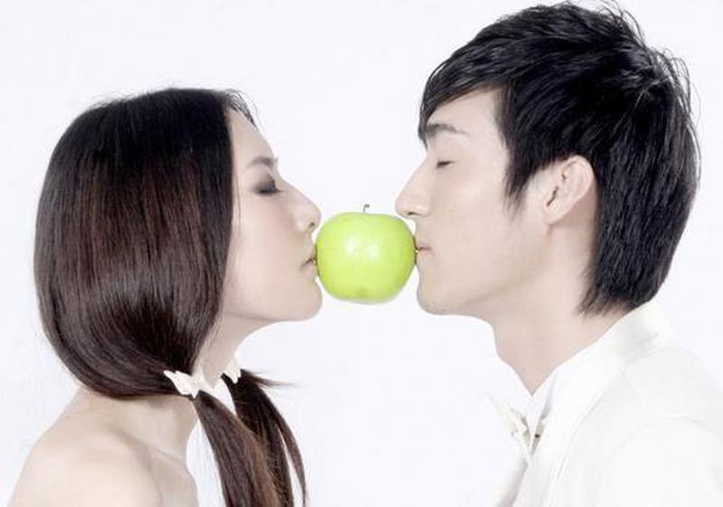 接吻看出一个男人爱你的表现—男人为何沉醉于亲吻的曼妙-第1张图片-情感驿站