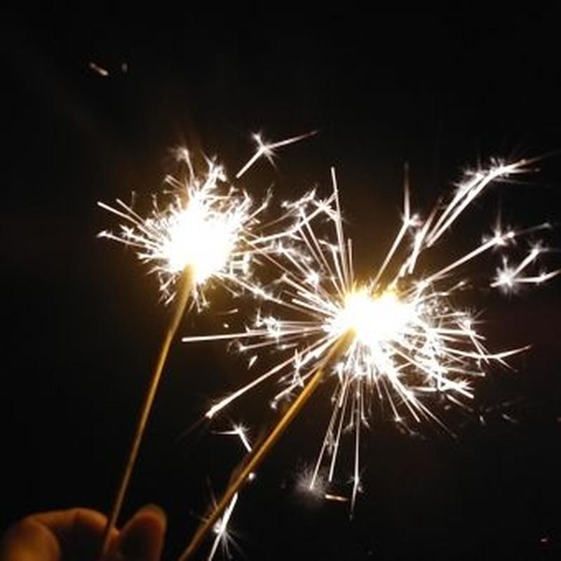 仙女棒手持烟花 绽放绚烂夜空-第1张图片-情感驿站 仙女棒手持烟花 绽放绚烂夜空-第1张图片-情感驿站