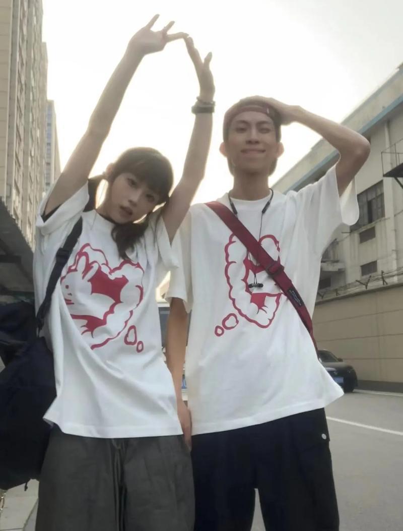 男朋友咬我的小兔子图片—爱的小咬：男朋友甜蜜邂逅萌宠-第1张图片-情感驿站