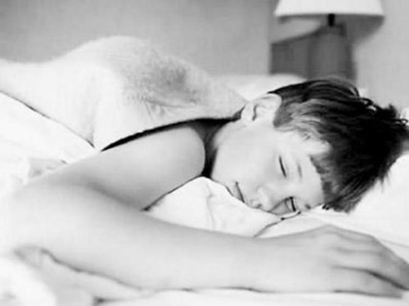 男生为什么喜欢趴着睡觉_为何男性沉迷于女性趴在身上入眠：探索其中的生理和心理原因-第1张图片-情感驿站