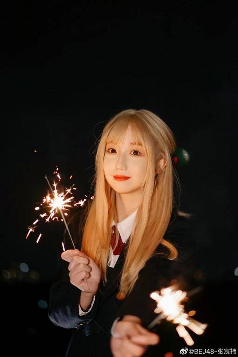女生仙女棒坐着使用教程_轻松点亮夜空：仙女棒使用指南，让荧光棒闪耀-第1张图片-情感驿站