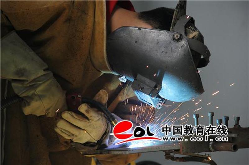 电焊之魅：波力的钢铁之舞-第1张图片-情感驿站