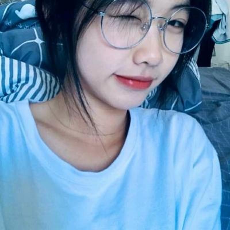 女生看自己照片反应_少女镜中惊见青春容颜-第1张图片-情感驿站 女生看自己照片反应_少女镜中惊见青春容颜-第1张图片-情感驿站