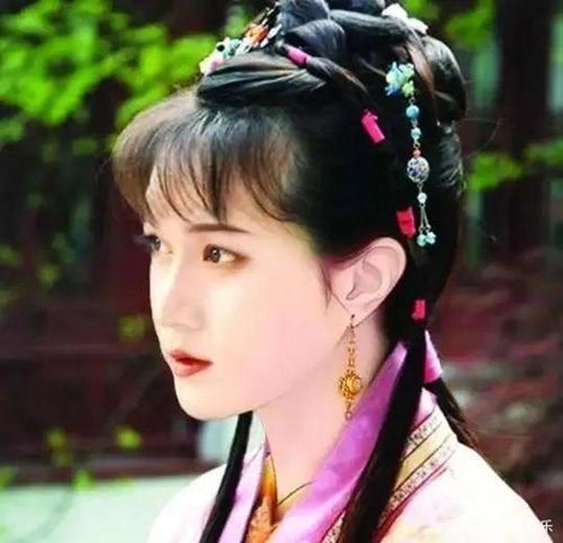 男儿身易女装形，变幻容颜展风姿-第1张图片-情感驿站