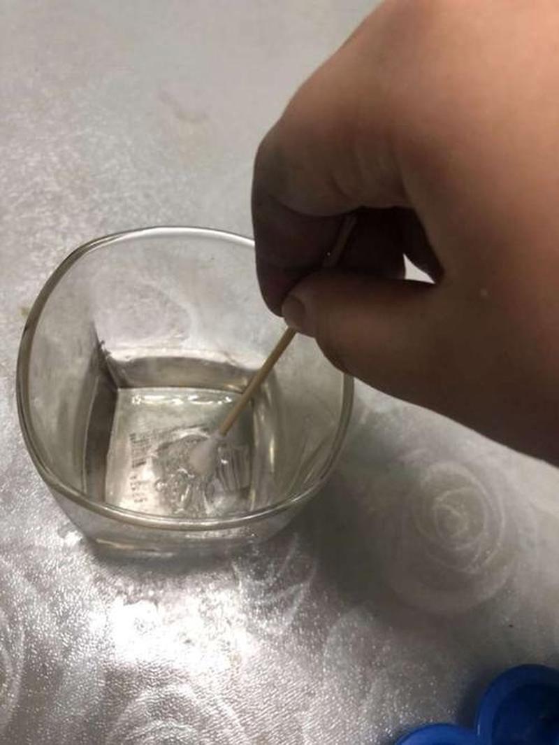 棉签和冰块弄出牛奶视频(棉签与冰块巧相融，牛奶奇迹现眼前)-第1张图片-情感驿站