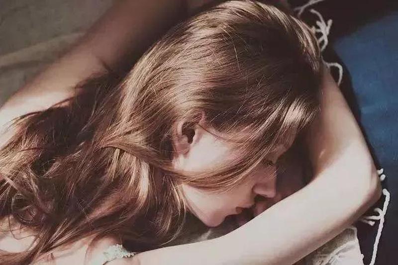 女人出轨的表现有哪些 症状—背叛的阴影:女人出轨的隐秘信号-第1张图片-情感驿站 女人出轨的表现有哪些 症状—背叛的阴影:女人出轨的隐秘信号-第1张图片-情感驿站