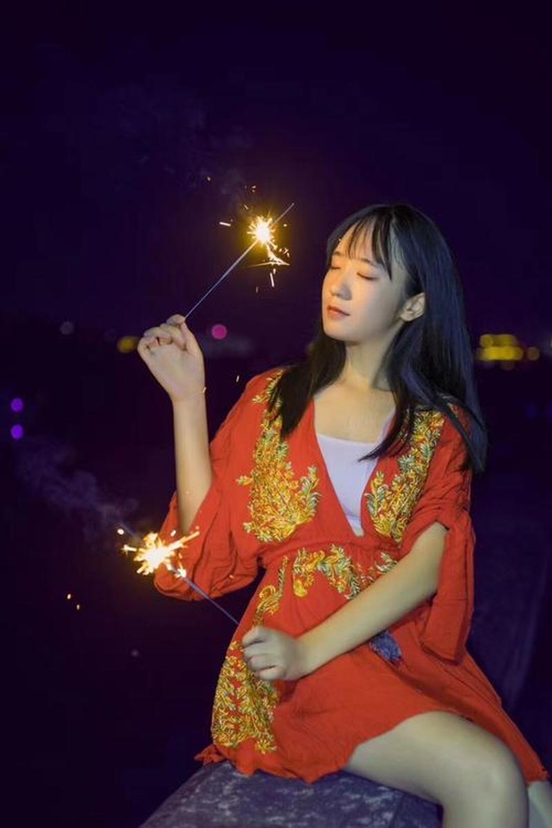 仙女棒坐着使用图片黄_仙女棒绽放夜空下的慵懒光影-第1张图片-情感驿站