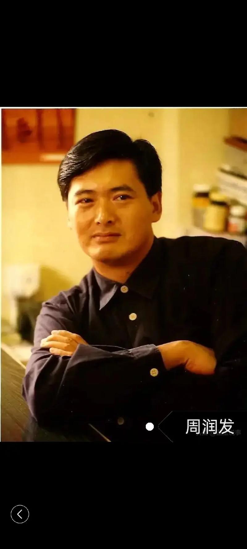两个男人一个前面一个后面—逐光者前行，追随者仰视-第1张图片-情感驿站