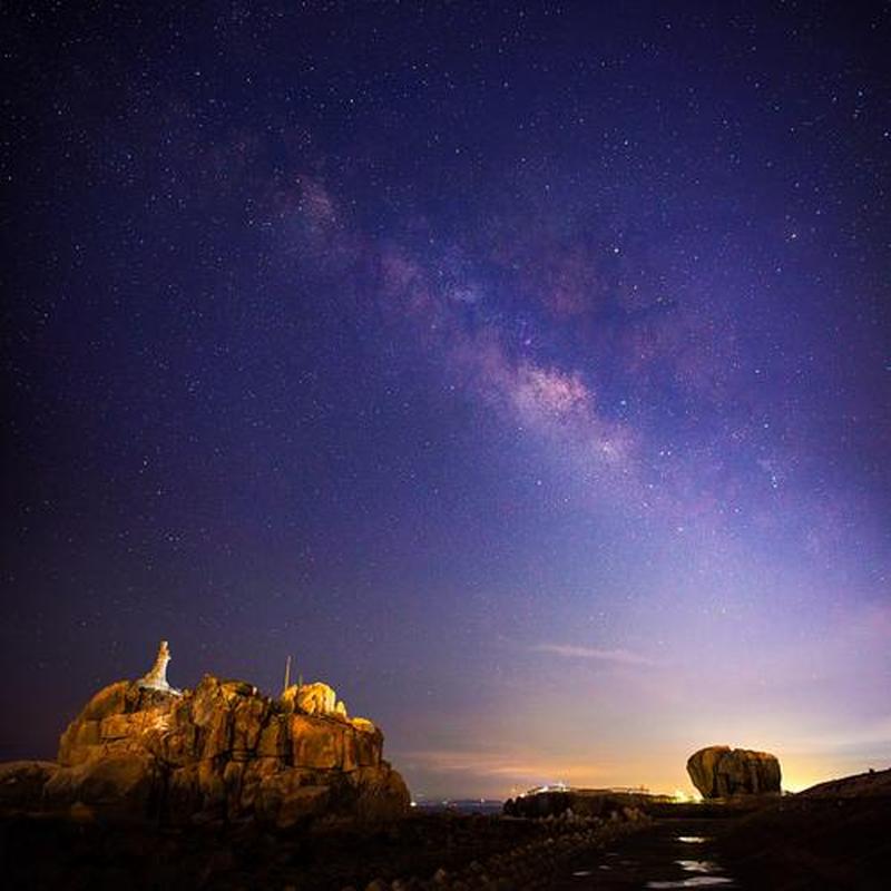 手握仙棒点亮星夜，庭院幻境流光溢彩-第1张图片-情感驿站