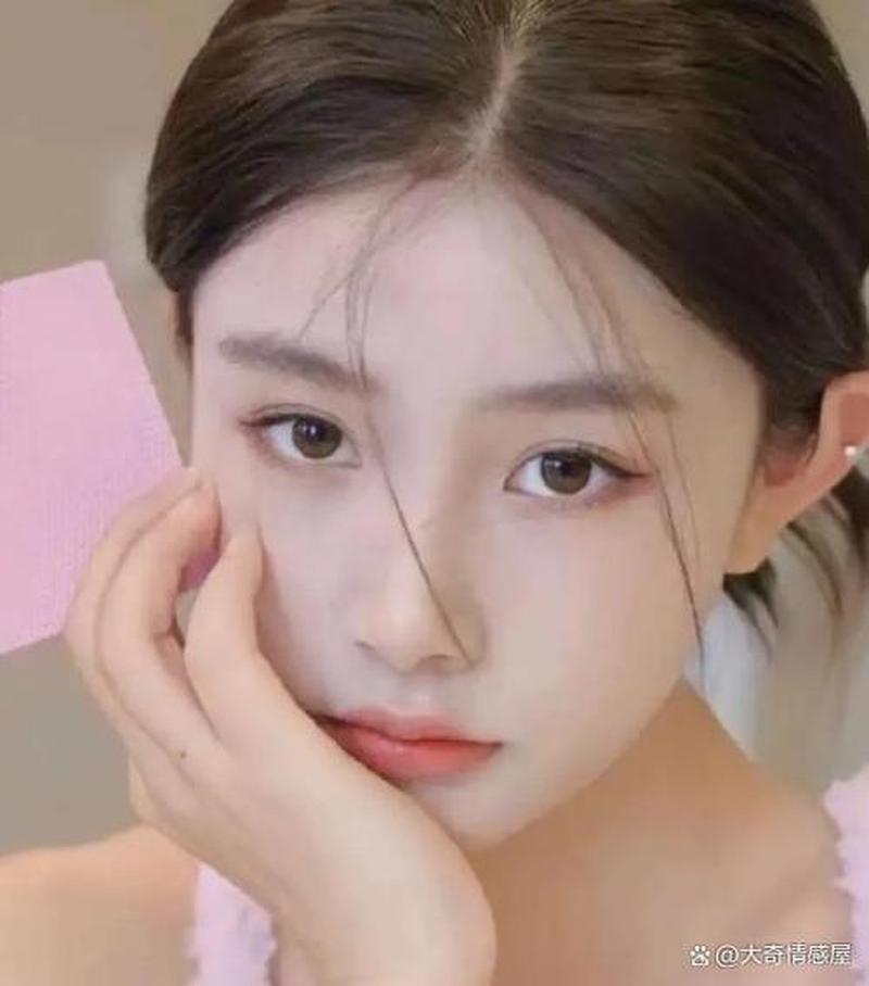 男生喜欢女生哼哼唧唧的说话吗(男人私下亲吻你，袒露的心绪之秘)-第1张图片-情感驿站