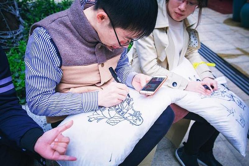 坐在枕头上面怎么晃—以图画为中心,从拙劣到卓越的 25 种 *** -第1张图片-情感驿站 坐在枕头上面怎么晃—以图画为中心,从拙劣到卓越的 25 种 *** -第1张图片-情感驿站