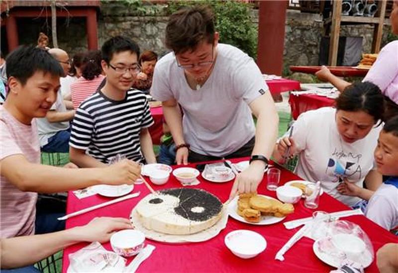 父亲每个星期都要吃我—每周父餐：我——父亲的美味盛宴-第1张图片-情感驿站