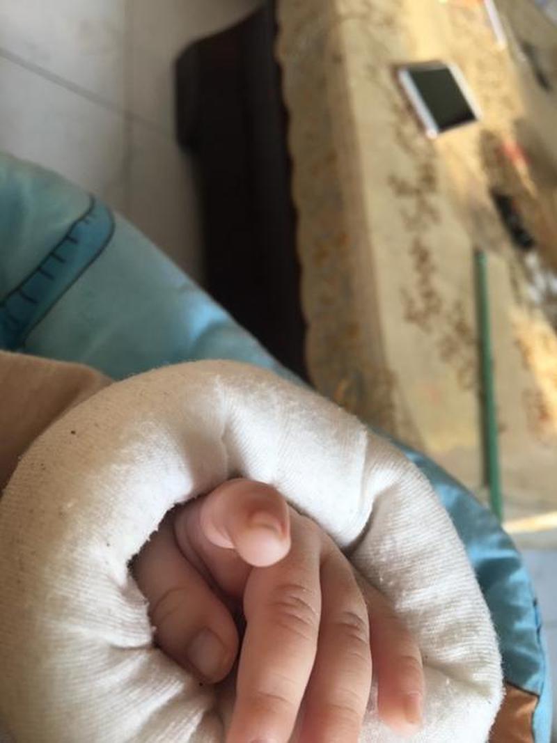 宝宝为啥手握拳向上举_宝宝小手握握摇晃,灵动有趣-第1张图片-情感驿站 宝宝为啥手握拳向上举_宝宝小手握握摇晃,灵动有趣-第1张图片-情感驿站