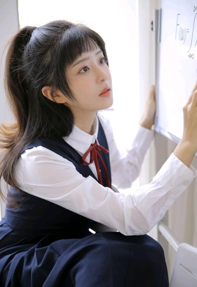 一见你就硬下句是什么(一见倾心难自持，硬汉面纱之下藏真情)-第1张图片-情感驿站