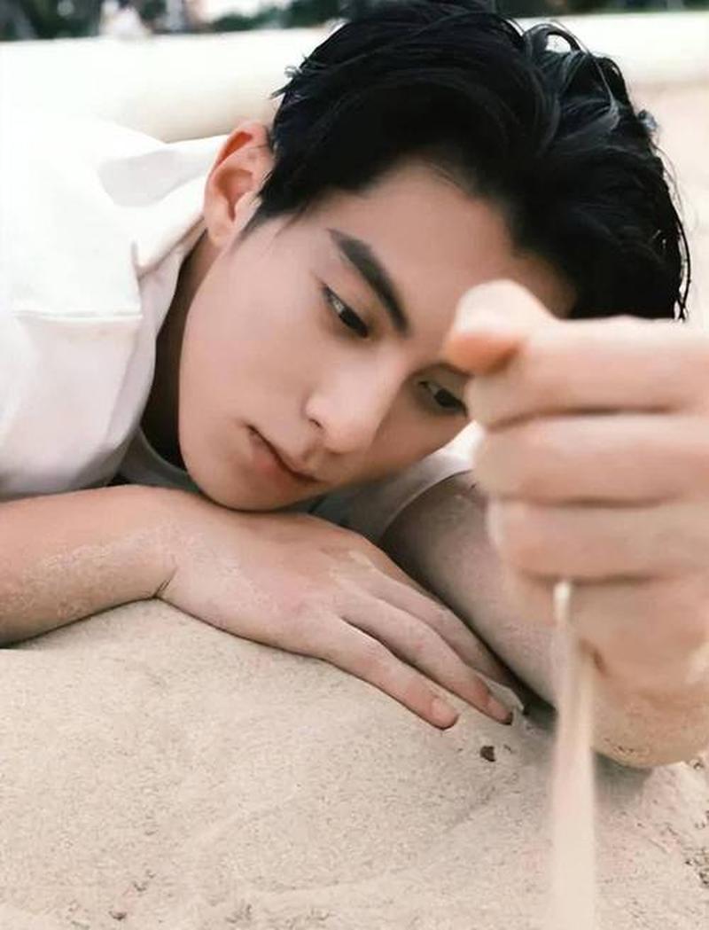 揭秘女孩青睐的男神特质：性格、外表与才华的完美融合-第1张图片-情感驿站
