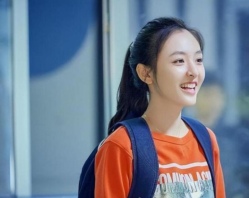 男生见到暗恋女生反应在学校(心动涟漪：男生遇上梦中情人时的怦然心动)-第1张图片-情感驿站