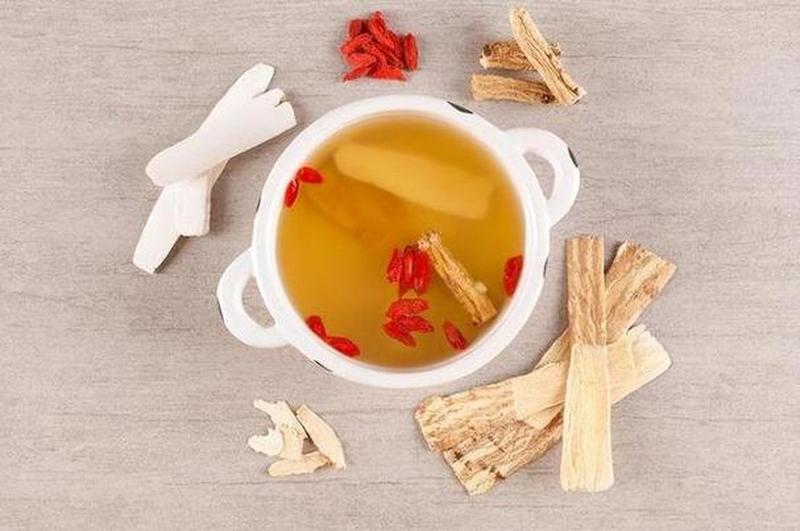 女人每天喝黄芪水好吗—揭秘：女性每日饮用黄芪水的神奇功效-第1张图片-情感驿站