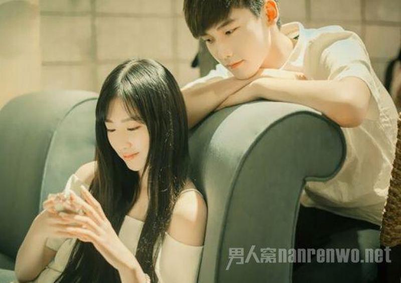搭讪是什么意思—探索搭讪的奥秘：从意义到技巧-第1张图片-情感驿站