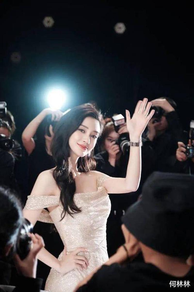 女朋友特别会摇是什么意思(女朋友摇摆自如，舞姿令人叹为观止)-第1张图片-情感驿站