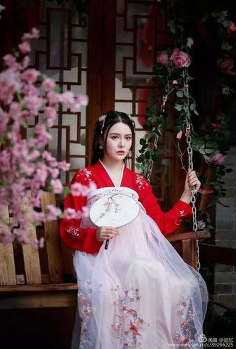 桃花开口笑(桃花洞前香气吐，落莓苔上早春驻)-第1张图片-情感驿站