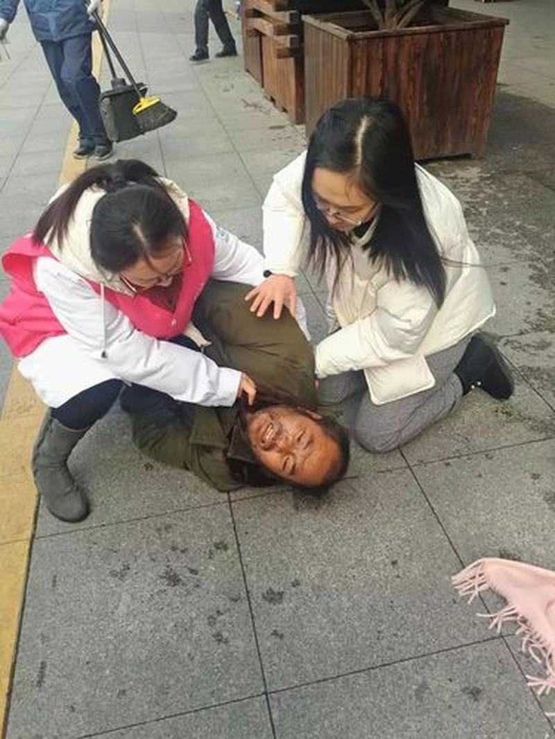 做完为什么下面一抽一抽的_尾椎疼痛难忍 究竟为何抽搐不停-第1张图片-情感驿站
