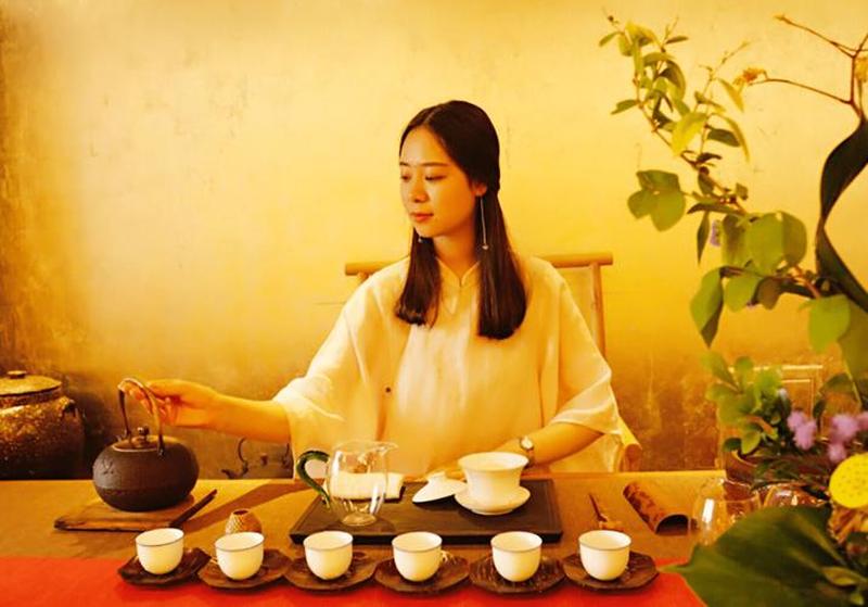 倒伏莲花的隐喻:光脚走人生的真谛-第1张图片-情感驿站 倒伏莲花的隐喻:光脚走人生的真谛-第1张图片-情感驿站