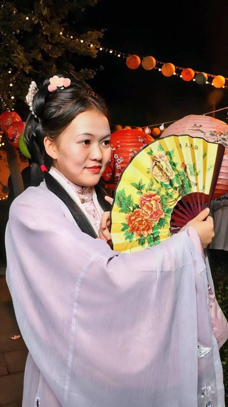 梦中华服展芳华，醒时几多情难诉-第1张图片-情感驿站