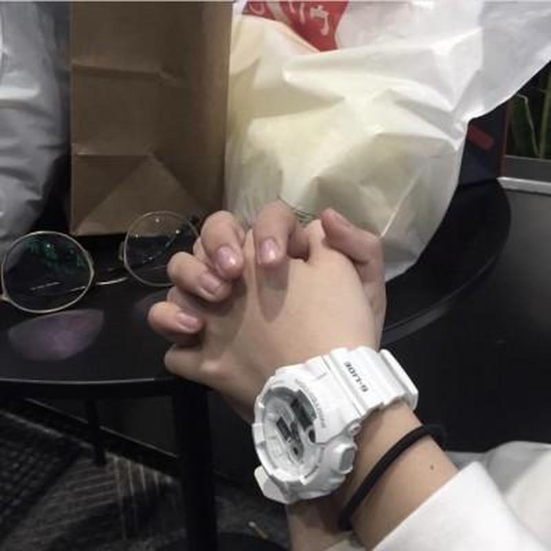 情侣为什么要十指相扣(十指交缠，共赴云端之巅)-第1张图片-情感驿站