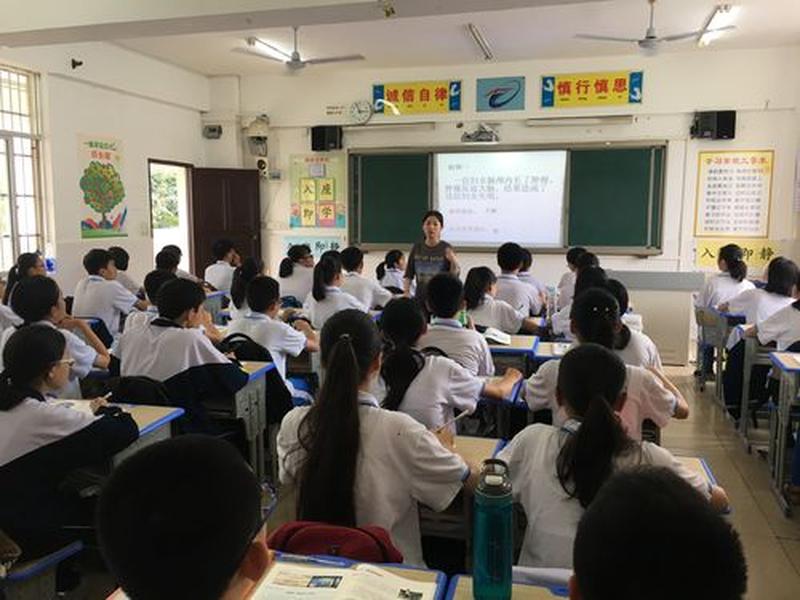上课佩戴小玩具的守则：避免干扰 专注学习-第1张图片-情感驿站