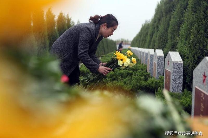 为啥夫妻不能上坟(夫妇不能踏坟头，禁忌深藏何缘由)-第1张图片-情感驿站