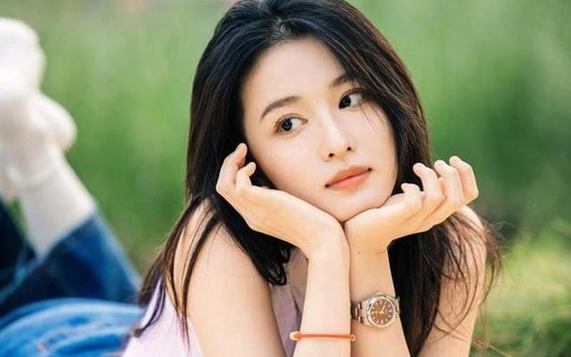 男生容许女生抚摸发丝：探讨发型亲密感的性别差异-第1张图片-情感驿站