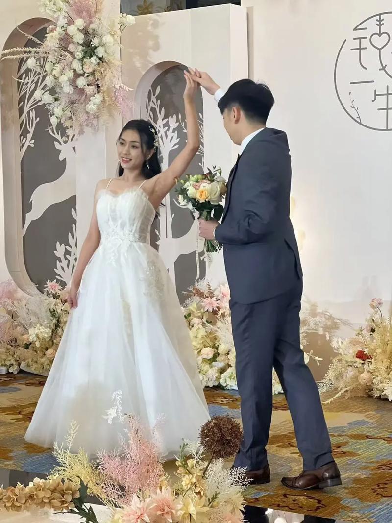 两个女孩子在一起怎么安慰_闺蜜相依，温柔抚慰，携手共度风雨-第1张图片-情感驿站