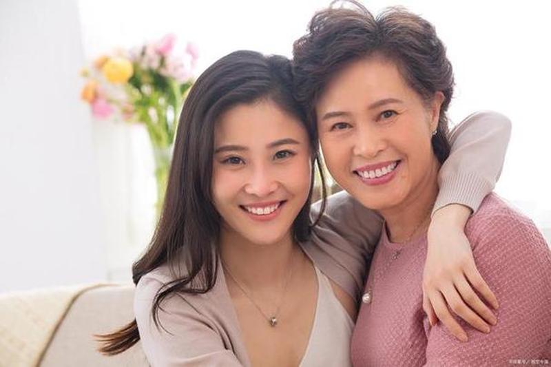 母亲在女儿怀里沉入梦乡，情难自持-第1张图片-情感驿站