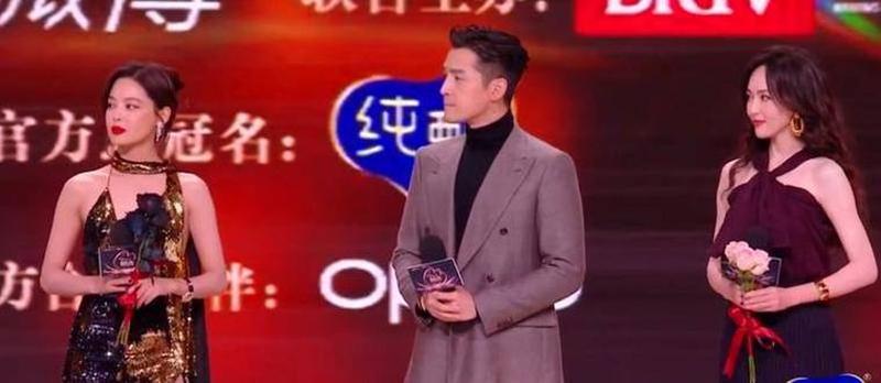 頭戴鳳冠稱大王是什么生肖—鳳冠霞帔耀畫卷，華服麗影步步生蓮